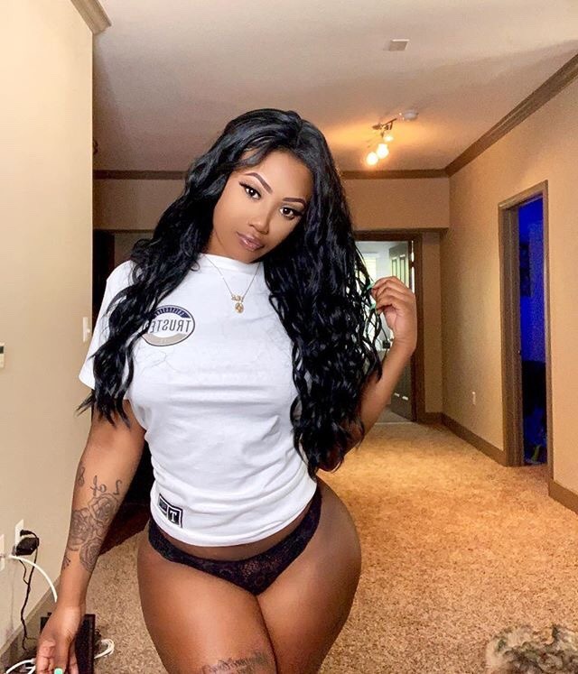 wobblies-and-puzzles:  86canes: instathottiesv2:  the reason I need to visit Texas🔥🔥😍😍🍑🍑🎂🎂!!