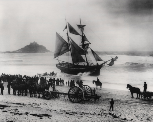 kateoplis:  One family’s photographs of shipwrecks - a thousand images spanning 130 years - at the Royal Museums Greenwich: The Gibson Archive