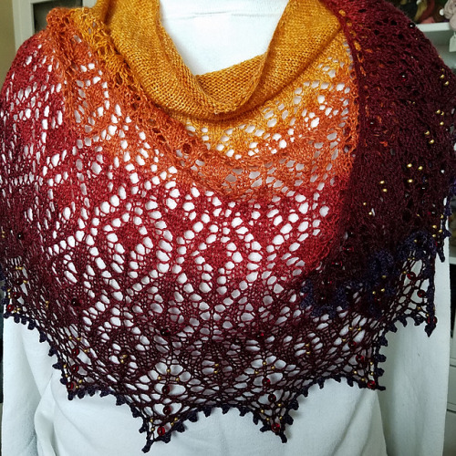 knitcircus-luxury-yarns:This Almost Autumn shawl by Boo Knits is such a great pairing with our Leaf 