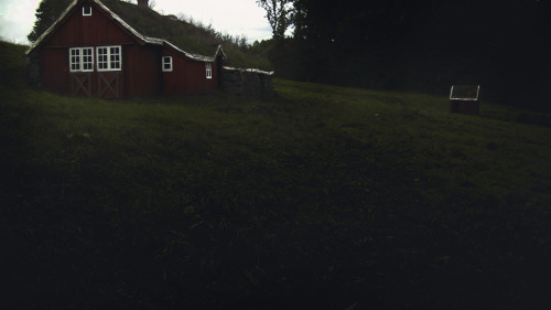 ettergloeden:Gårdstun med skvatmølle fra Færøyene.© Ettergløden