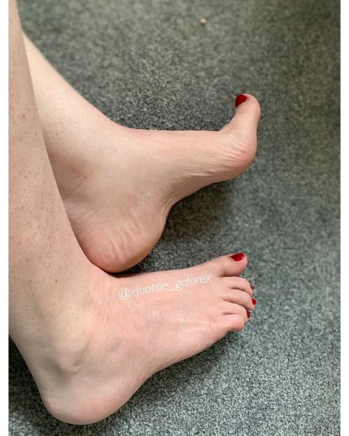 Red toes at night, a toe lovers delight . . . . . . #footslave #footlover #footlove #footlovers #fe