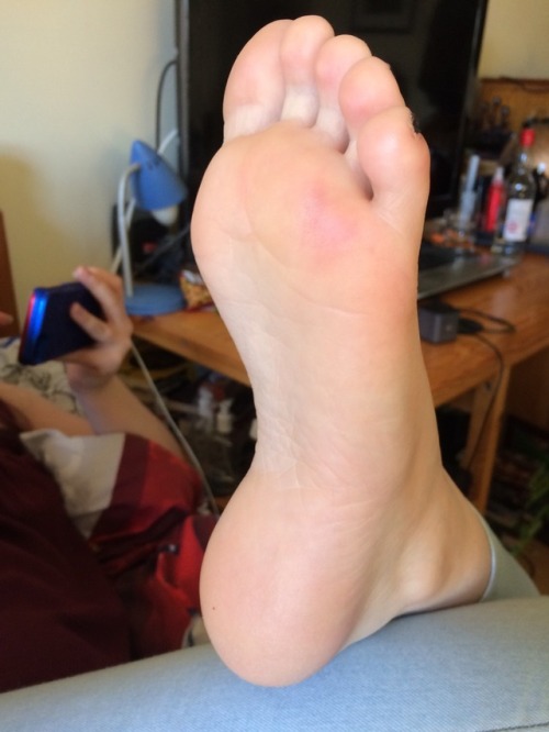 ellessexyfeet:  Elle’s perfect soles