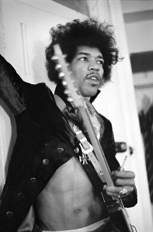 soundsof71:  Jimi Hendrix, by Linda McCartney 
