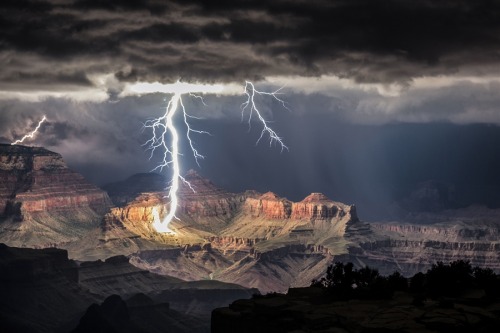ayeshadiaries:  photojojo:  Rolf Maeder set out to the Grand Canyon for what he thought would be an afternoon of photographing the setting sun.  After arriving, a massive storm soon rolled in. Instead of packing up, Rolf made the best of it and got