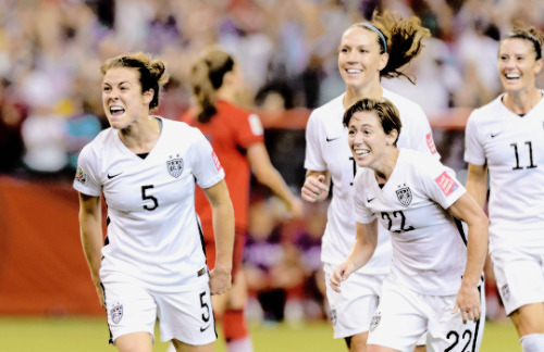 chusojung: Kelley O'Hara of the United States celebrates with teammates after scoring a goal in the 