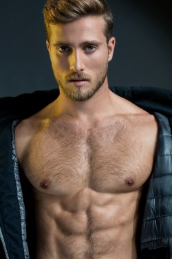 wrestle-bear:  hairypo:  Hot blonde   Blonde and furry: great, but rare, combination!!  WOOF!!!