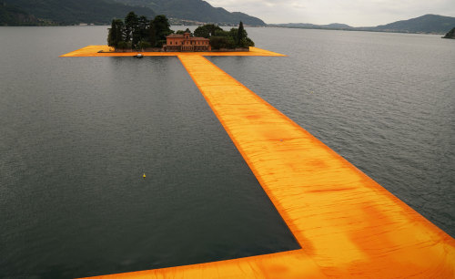 Christo and Jeanne-Claude&rsquo;s Floating Piers on Lake Iseo