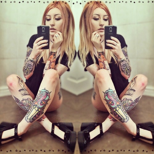 velvet-leaf:  satanswasteland:  More mirror pictures. Sorry guys!  i kinda want this hair colour *_* its gorgeous 