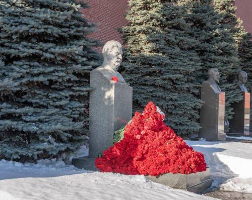 On March 5, 2021, the traditional laying of flowers at the grave of Joseph Stalin at the Kremlin Wal