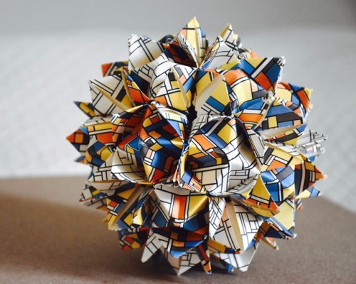 kusudamafun:Model: spike ball (24 units) Size: 14cm diameter Paper: Mondriaan modernist art