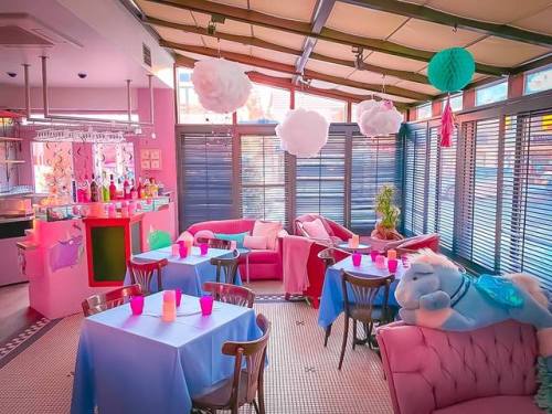 Pinkaroo - le Bar des rêvesPink Pop Up Bar in Québec city (february-March 2019), by Mon