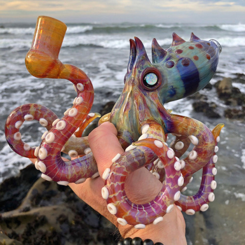 shitsmoker42o: blazingbabe:   piecedr:  Artist Appreciation • 🎨 Artist: @wickedglass Owned By: @wallyranchers •  this artist made me a custom pendant over coachella weekend last april and i’m obsessed   Wow 
