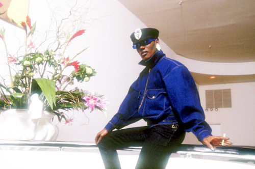 mabellonghetti:Grace Jones in her restaurant ‘La Vie en Rose’ in 1987 in New York City. Credit: Pete