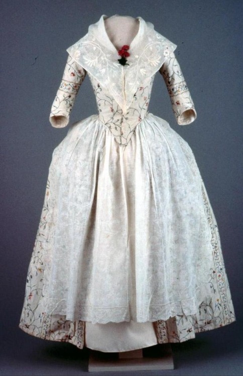 Robe à l'anglaise | ca. 1780 | Colonial Williamsburg This dress is cotton with silk embroidery - whi