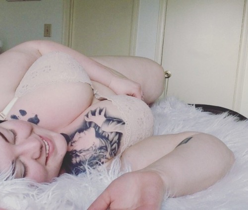 spookyfatbabepower:Just out of a shower & all full of self-love 🎀