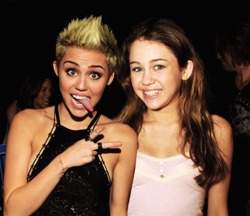 cream-queen:  mmileyy:  :o  oh my fucking god it took me a minute 