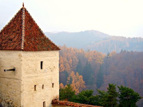 traveling&ndash;soul:Râşnov fortress surrounded by Romania’s natural beauty. (by KelSquire.GlobeCapt