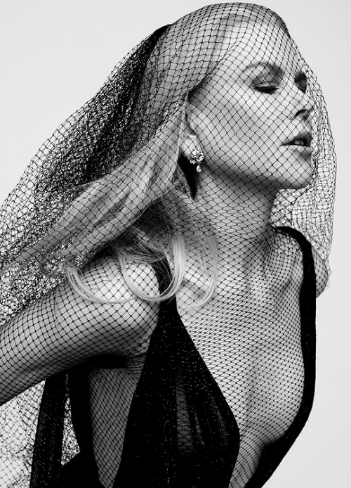 breathtakingqueens:Nicole Kidman photographed by Zoey Grossman for Elle Magazine Women in Holly
