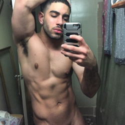 missnlinc:  Sexy lightskin 😄