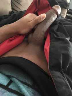 thatawesomeenigga:  Its too early for this shxt… Smh #MorningWood #504
