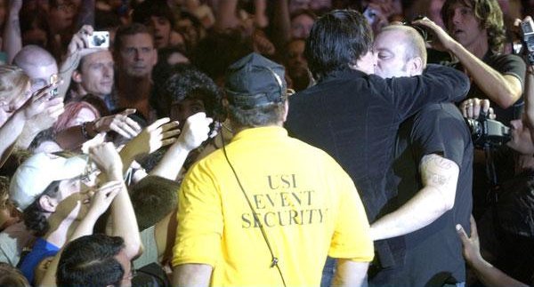 juliancasababecass:  missmyrtle:  Early Strokes Jules in the crowd  The tummyThe