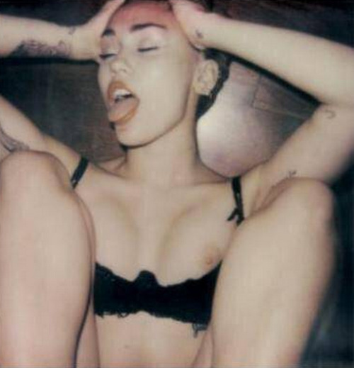 Porn photo mysexualtensions:  Miley is bae.