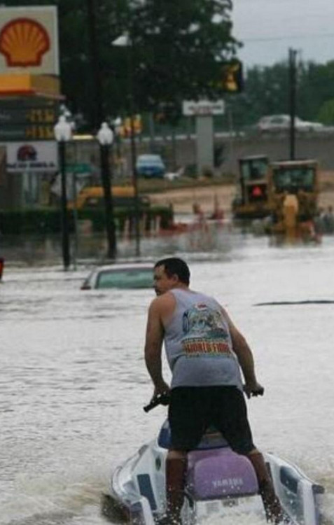 two-vibrant-hearts:  macaulayskulkin:  just-jupiter:  The metro Detroit area has flooded and this is how the community reacted. (Twitter masterpost)  If Detroit can do one thing it’s to fucking deal and I love my city  Pure Michigan, bitches. 