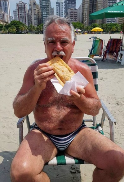 abuelosdemivida:zegabi:Cuando estás en la playa 🏖 y ya tienes todo lo que necesitas 