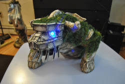 cancer-causing-stupidity:  gamefreaksnz:  Reddit user foxfoxwaltz has created a custom Shadow of the Colossus external hard drive.   I WANT IT!!!!