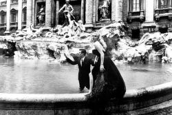 Anita Ekberg e Marcello Mastroianni in La