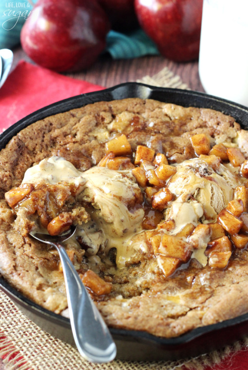 a-london-gent:  sweetoothgirl:    Apple Cinnamon Skillet Blondie    Please bring me this goodness  Now i need this