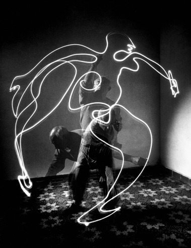 ditokadum:  exhibition-ism:  You see people doing these weird moving light photographs all the time, and it may seem like a pretty new-ish thing, but how cool is it that PABLO PICASSO was doing it way back in 1949!?!? Life Magazine’s Gyon Mili visited