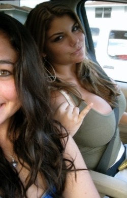 cleavagetweet:  Seatbelt car cleavage 