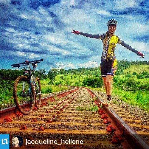 estrangedadventurer:#Repost @jacqueline_hellene ・・・ Ah vida…bela vida. ⛅❤ #mtb #moutainbikers #mouta