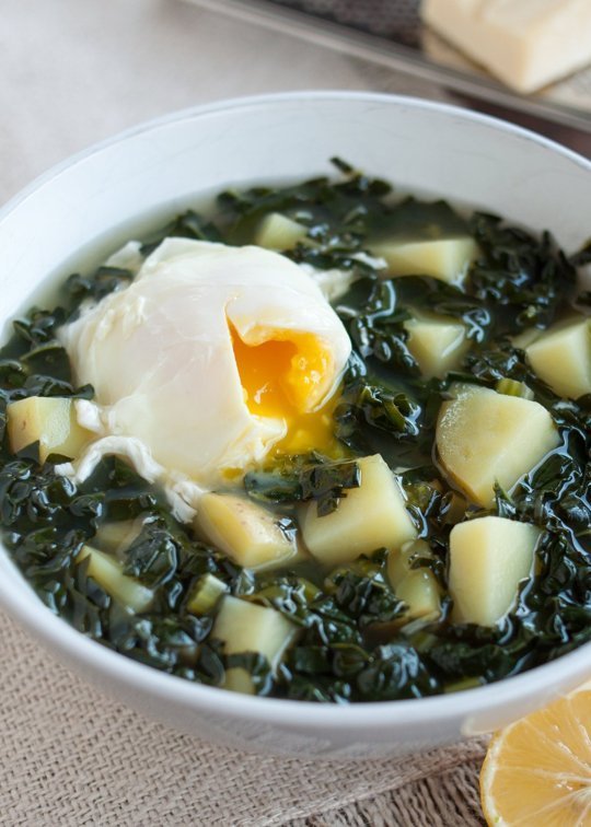 foodffs:  Simple Kale &amp; Potato Soup  Really nice recipes. Every hour.   