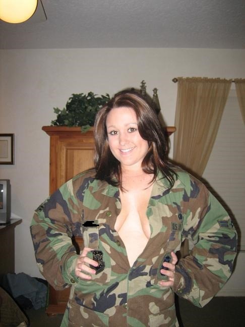 mymarinemindpart2:  USAF Hottie wife pt 2   Amateurlovin: Lovin her rosebud!!  Enjoy