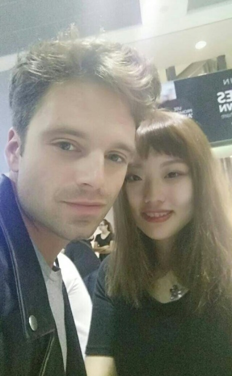 Seb with lucky Chinese fans at Austin airport. (x), (x) P/S: He said &lsquo;Hello, my old friend