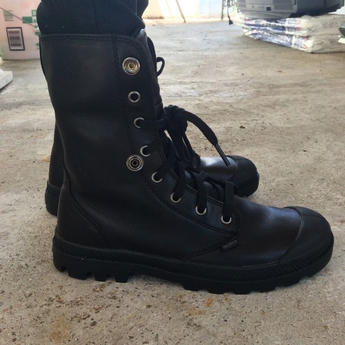 edkinko:  “Baggy Leather” Palladium boots. 