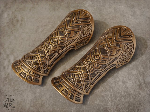 Raven bracers, Assassin's Creed: Valhalla, hand-tooled in 10 oz veg-tan leather.
(Available from Armory Rasa)