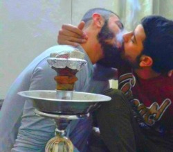leb4men:  Arab men kissing! arabiandelights