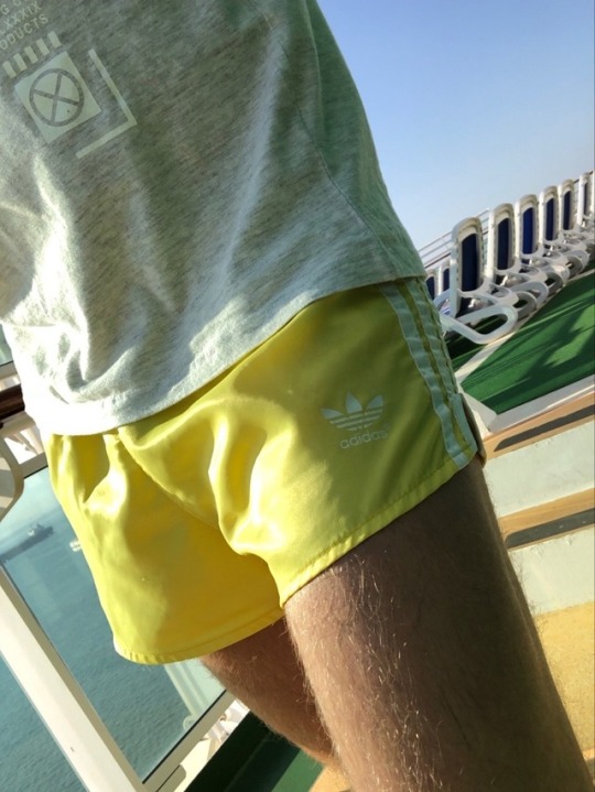 superblackwidow150:  scream1971:    I love pouring gunge down my yellow nylon shorts 