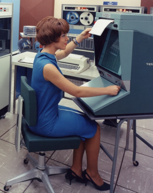 midcenturymodernfreak: Perfect Detail A woman in a 1960s modern workspace. - Via