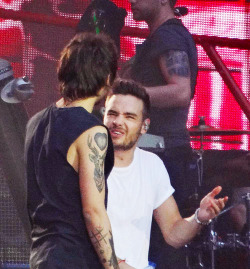 lanaxpayne:  lirrylocks: Wembley Stadium - 8.6.14.  hehehehe cutie, look at that face