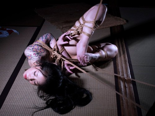 Kinbaku Naka AkiraModel Shizuki IrohaPhoto Norio Sugiura