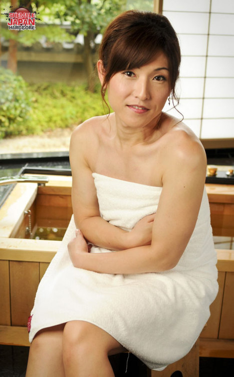 Mai Ayase traditional japanase bath (source: ShemaleJapan.com)