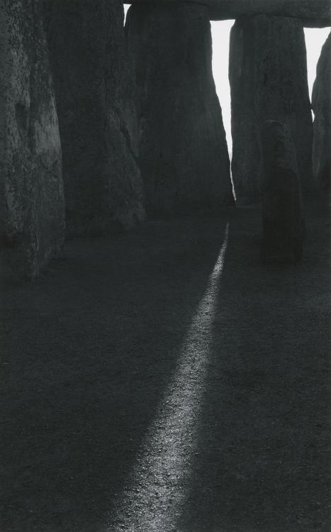 zzzze:Paul Caponigro, Stonehenge, 1972 [beam of light cast on ground from between dark standing ston