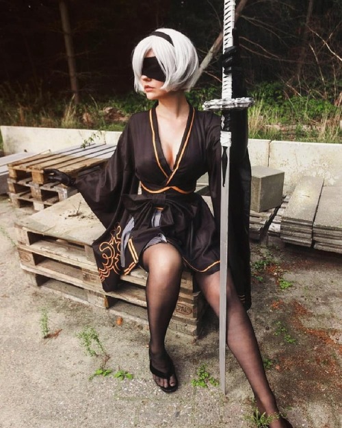 Another shot of my 2B Kimono cosplay taken by @tahnningraphy at Abunai this year ❤️ also really wann