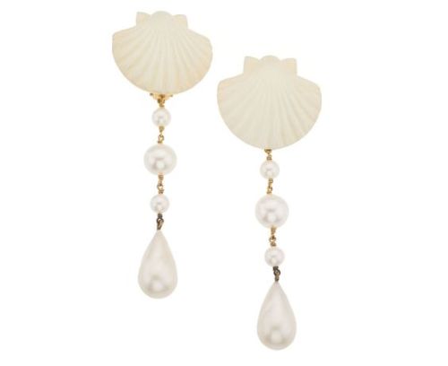 leyla35: moonlightangel: sapphowearsprada: vintage Chanel seashell earrings @leyla35 I love you