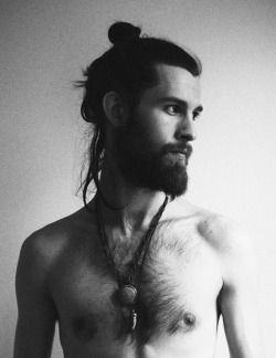 boysbunsbeards-blog:  more   love is in the beard ❤