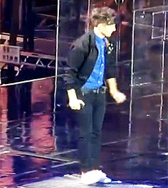 aryanstark:  Louis doing his new favorite dance move 